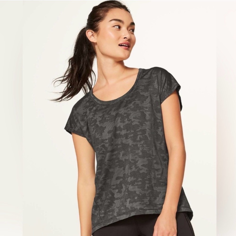 Lululemon Miles Ahead Short Sleeve Deep  Camo Green Top | High-Low Hem size 8
